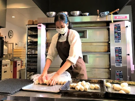 10 nữ làm bánh mì